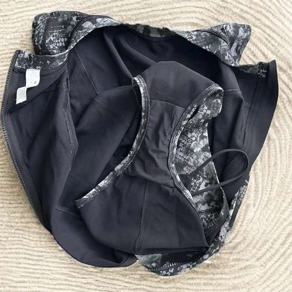 Lululemon Zip Back Paddle Swim Suit
Hideaway Multi Print Size 8 High Neck - Picture 9 of 12